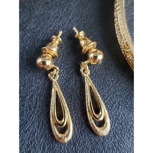 VINTAGE Monet Signed Gold-Tone Bangle Bracelet & Earrings Lot 0f 2 - 4964 - Picture 3 of 8